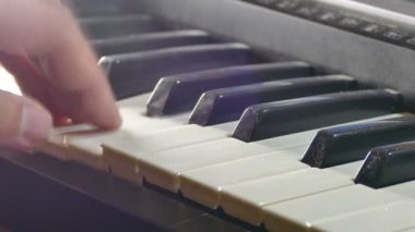 adam oynamak synthesizer piyano el tuşları çalıştırmak