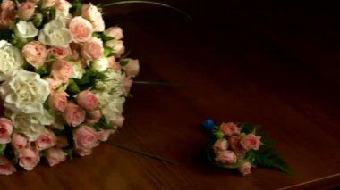 Düğün buketi kelebek kravat ve ayakkabı yanındaki masada