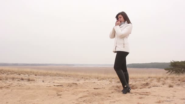 Kvinna tjej hösten kalla händer varma natur sand landskap stäppen — Stockvideo