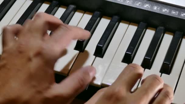 Синтезатор играет на фортепиано, рука наезжает на клавиши — стоковое видео