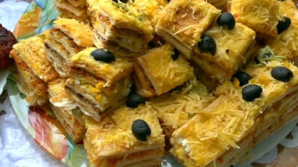 Etli börek bir plaka üzerinde kahvaltı bir masanın üzerine yerleştirilen — Stok video