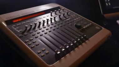 müzisyen adam müzik karıştırıcı müzik stüdyo uzaktan getiriyor.