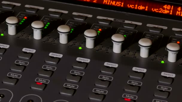 Musiker ger man konsolen mixer remote musikstudio — Stockvideo