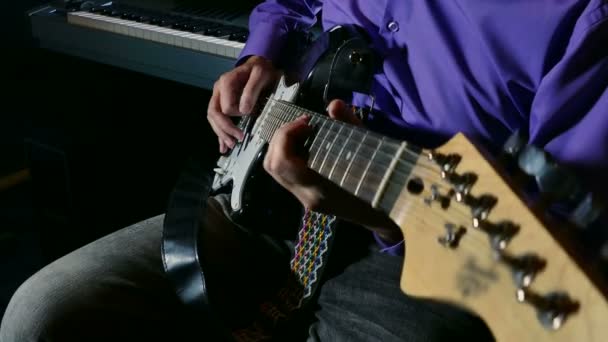 Мужчина играет на электрогитаре в студии звукозаписи — стоковое видео