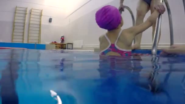 Família feliz mergulha nada na piscina mãe e filhos — Vídeo de Stock