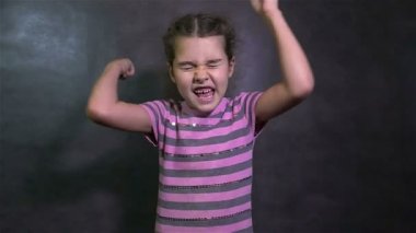 genç kız öfkeli kavga çatışma kollarını sallayarak çığlık