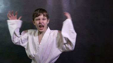 Karate çocuk kızgın çocuk sesler silah yenilgisini sallayarak