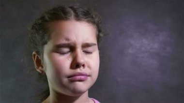 Kız teen çığlıkları gözyaşları akışı portre sorunlar oluşuyor