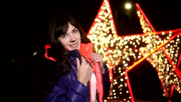 Donna ragazza notte giacca sciarpa e buio inverno luce bokeh stella — Video Stock