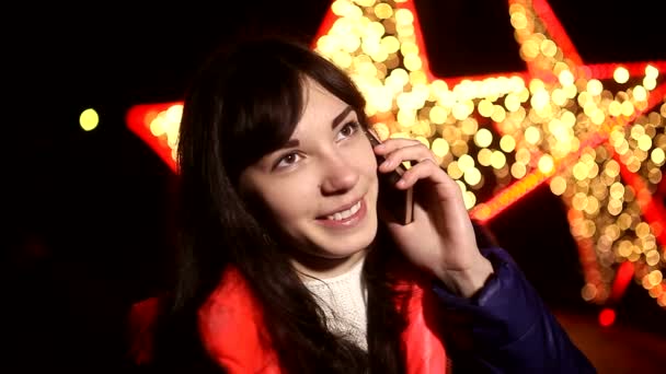 Žena dívka mluví telefonu v noci na pozadí bokeh smartphone hvězda — Stock video