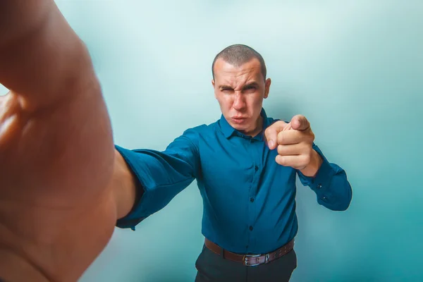 Un hombre de apariencia europea hace treinta años SELF dedo en —  Fotos de Stock