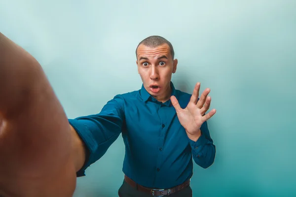 Um homem de aparência europeia trinta anos faz SELF abriu oi — Fotografia de Stock