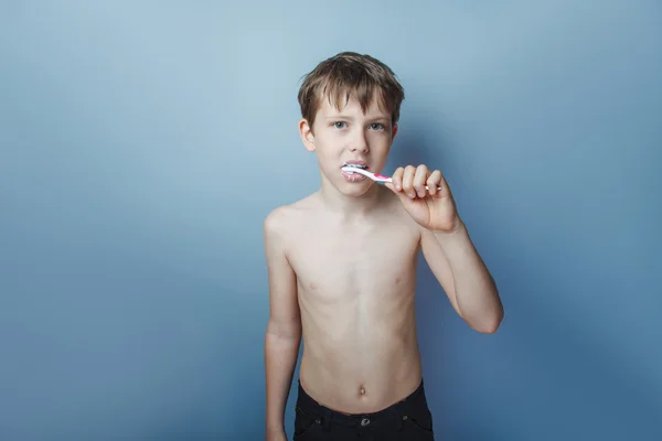 Egy fiú, 10 éves európai megjelenése meztelen felsőtestét fogmosás — Stock Fotó