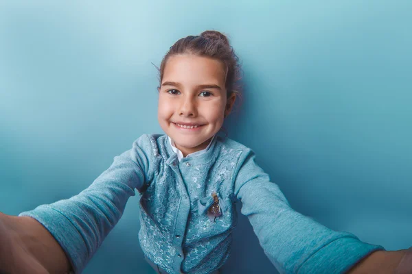 Teenie-Mädchen von europäischem Aussehen sieben Jahre dabei, Selbstlinsen zu machen — Stockfoto