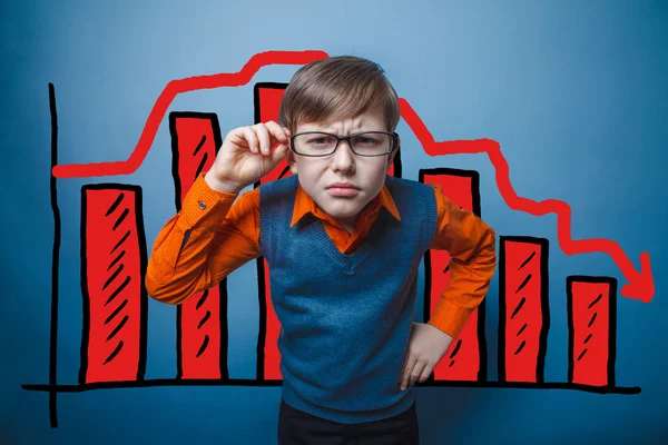 Adolescente menino detém os pontos empresário gráfico crise declínio — Fotografia de Stock