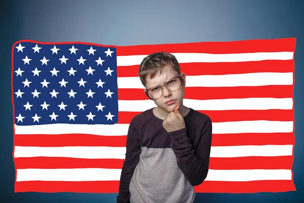 Adolescent băiatul în ochelari încruntat steag american SUA — Fotografie, imagine de stoc