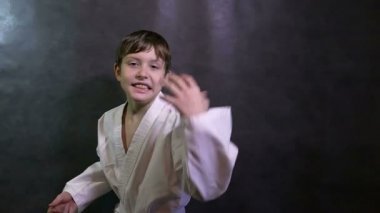 Karate çocuk çocuk öfkeli sesler silah yenilgisini sallayarak