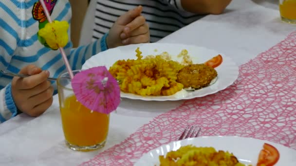 Fransız kızartması patates ve restoranda kişi kafe ile tabak biftek yiyor — Stok video