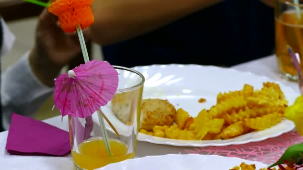 Batata adolescente come batatas fritas e prato de bife com café pessoa no restaurante — Vídeo de Stock