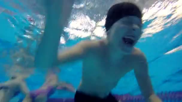 Menino adolescente mergulha piscina em natação subaquática — Vídeo de Stock