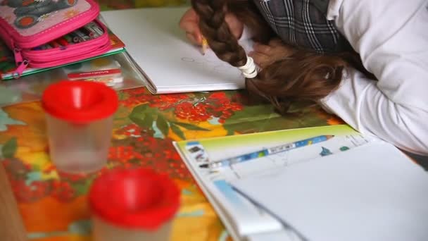 Desconhecido adolescente menina em classe desenhar pinturas em um álbum desenho lição Escola — Vídeo de Stock