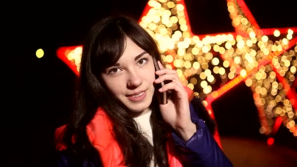 Donna ragazza parlando al telefono di notte su uno smartphone sfondo bokeh star — Video Stock