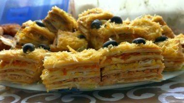etli börek plaka üzerinde kahvaltı masasında yer