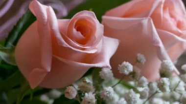 Oda sandalyede yalan pembe gül buketi