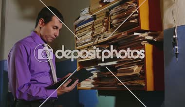 Muhasebe memuru kağıt iş eski bir retro ofiste dedi