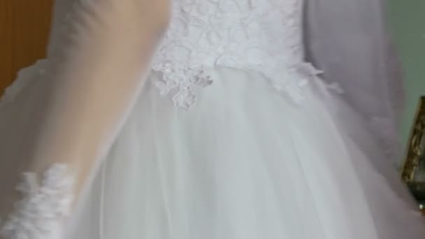 A menyasszonyi ruha csomózott húrok mögött vissza — Stock videók