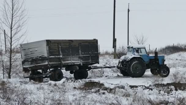 Traktor släpvagn halk fastnat i snön på väg vintern — Stockvideo