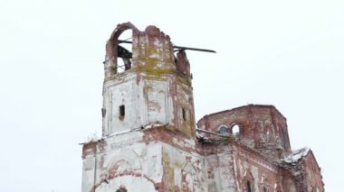 Beyaz bir arka plan üzerinde kale harap kilise kalıntıları