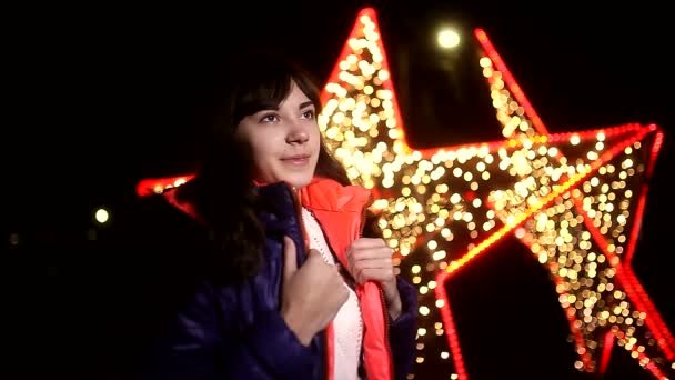 Donna ragazza notte giacca sciarpa e scuro inverno stella luce bokeh — Video Stock