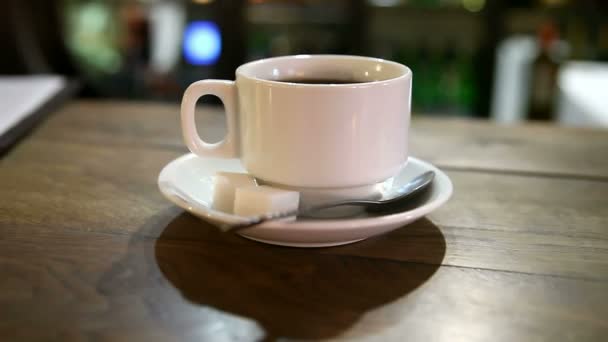 Kopje koffie met suiker is aan de bar in een café — Stockvideo