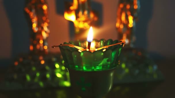 Svíčka lampa hořící v kostele křesťanství — Stock video