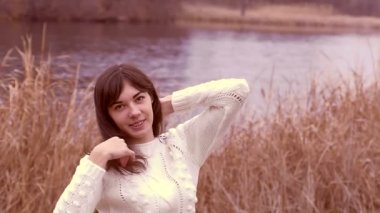 Kız düzeltiyor saçlarını kazak soğukta dışarıda esmer