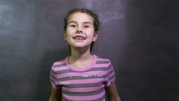 A lány tapasztalt tini meglepő boldogság öröm szürke háttér — Stock videók