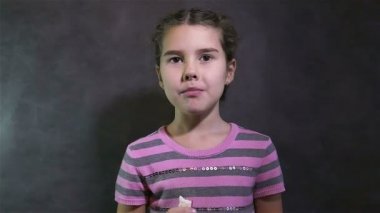 Yengeç yiyen bir genç kız gri arka plan üzerinde sopa