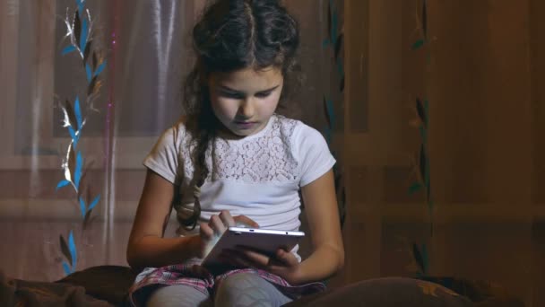 十几岁的女孩在房间里看在线浏览的平板电脑 — 图库视频影像