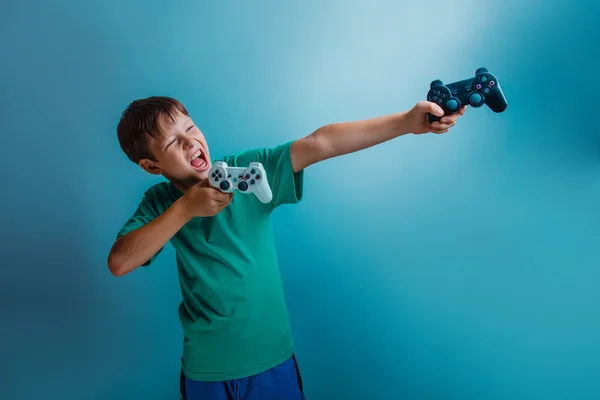 12 欧州外観の少年がゲームのジョイスティックを開くを保持します。 — ストック写真