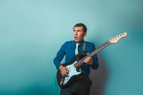 Un uomo dall'aspetto europeo trent'anni di chitarra — Foto Stock