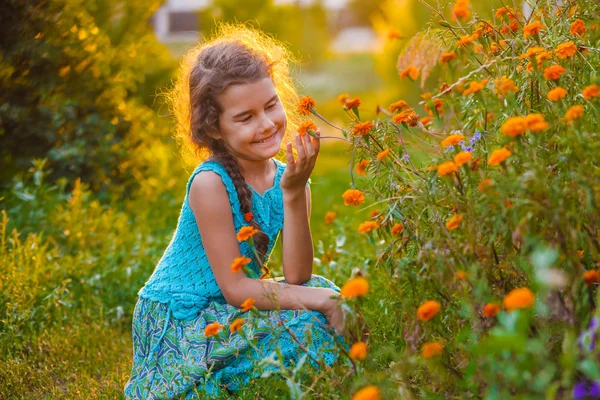 Teen girl of European appearance seven years with flowers in nat — Stock Photo, Image