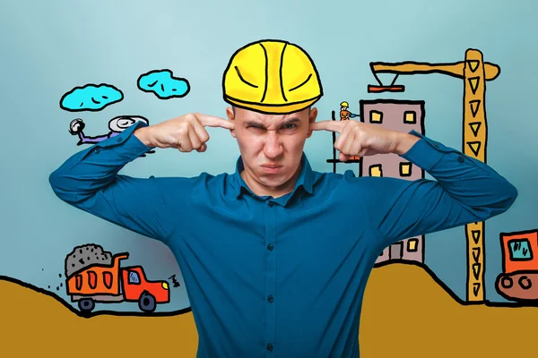Um masculino dedos cobrindo seus ouvidos enrugado construtor desagradável em — Fotografia de Stock