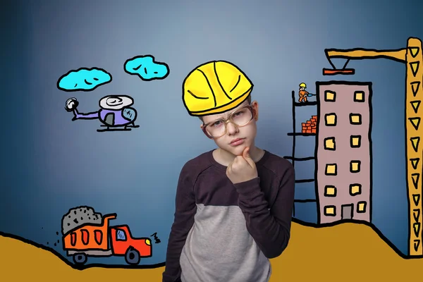 Έφηβο αγόρι Συνοφρυωμένο σκέφτεται οικοδόμος στο κράνος του u σπίτι — Φωτογραφία Αρχείου