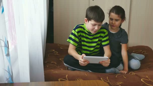 Jungen und Mädchen spielen im Tablet-Browser im Internet Mädchen beleidigt — Stockvideo