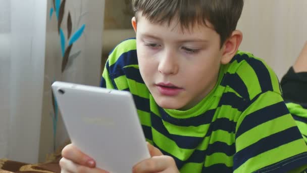 Junge spielt auf Tablet — Stockvideo