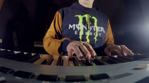 Man musicus zitten in het spelen van studio op synthesizer — Stockvideo