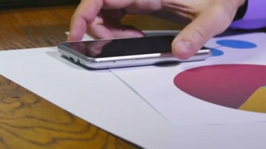 işadamı grafik analisti satış belgeleri holding smartphone dikkate alır.