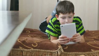 Tablet oyun oynayan çocuk