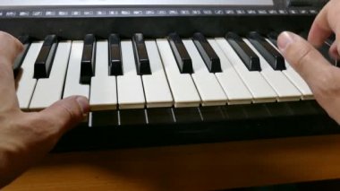 adam piyano tuşları ezmeyi el synthesizer müzik çalma